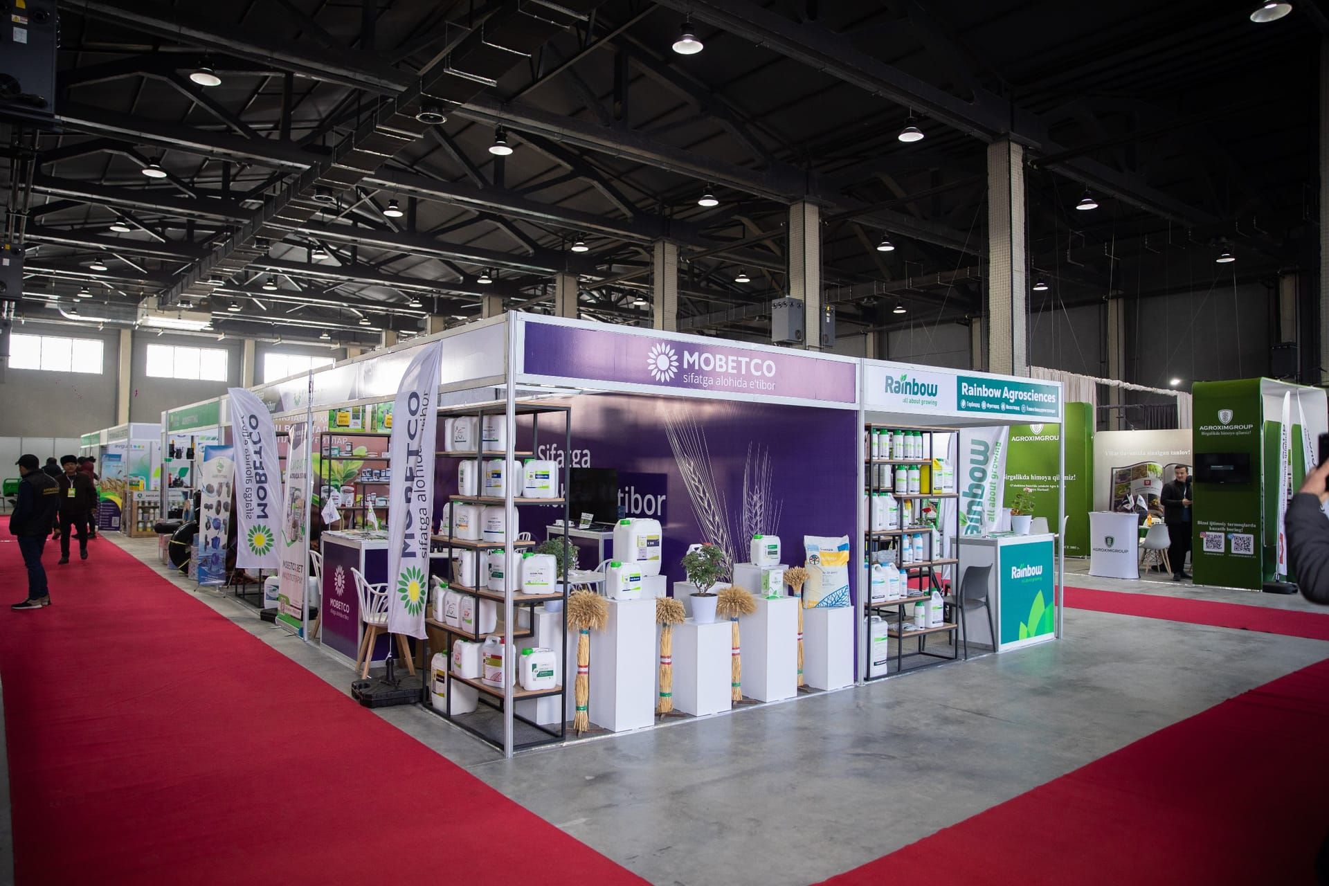 SOF Expo indoor pavilion during an exhibition: stands and red-carpet aisles