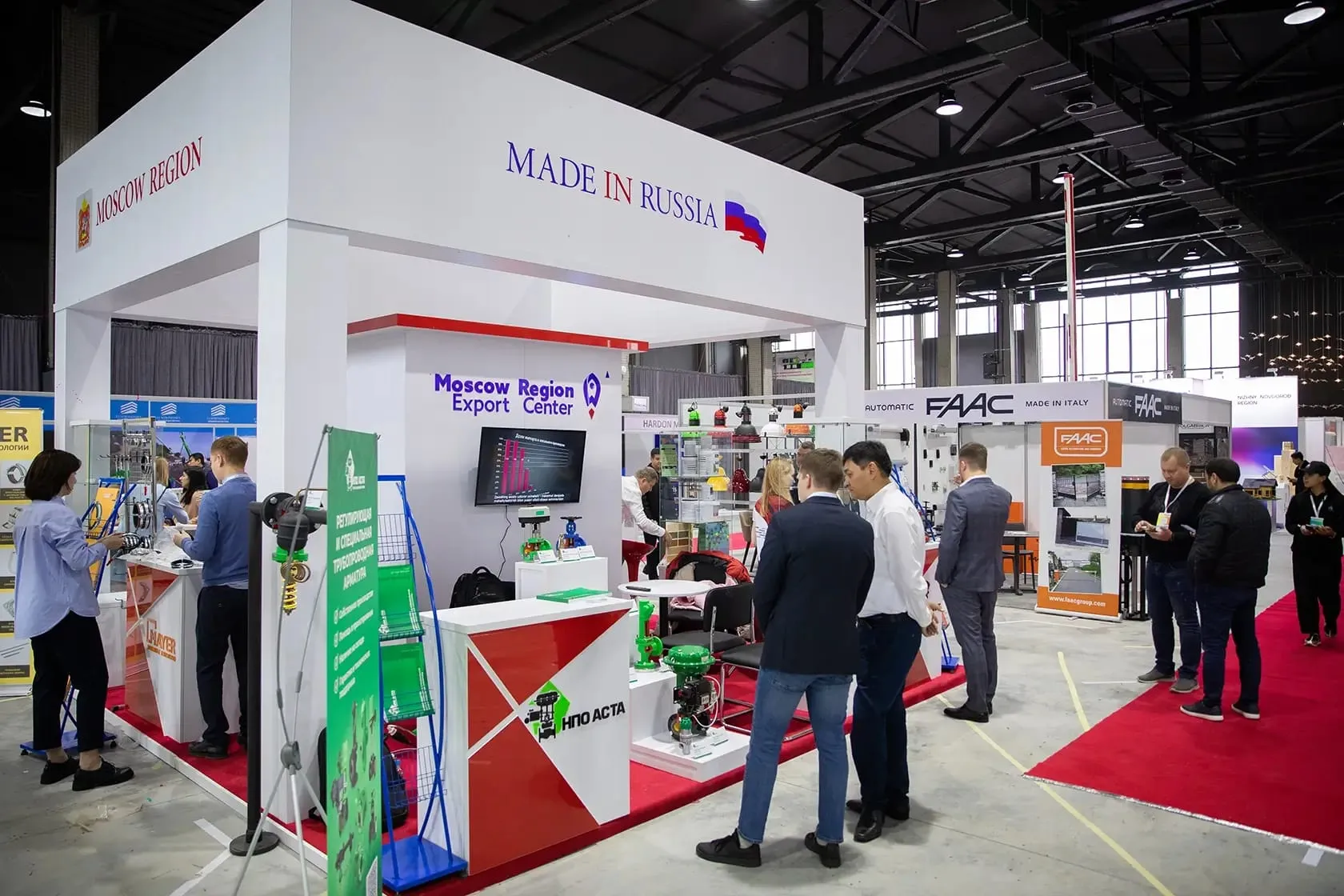 SOF Expo salonunda özel ada stant: beyaz konstrüksiyon, bankolar ve ziyaretçiler