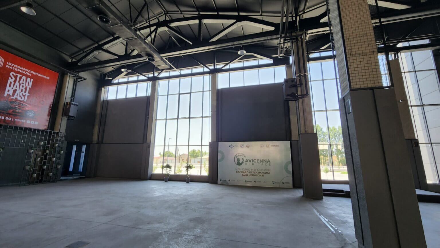 SOF Expo kapalı pavyonu: büyük pencereler ve geniş sergi alanı