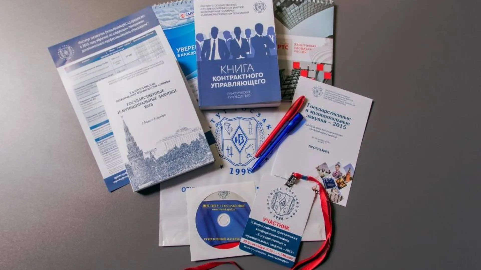 Fuar ve konferans broşürleri, kitap ve kalem