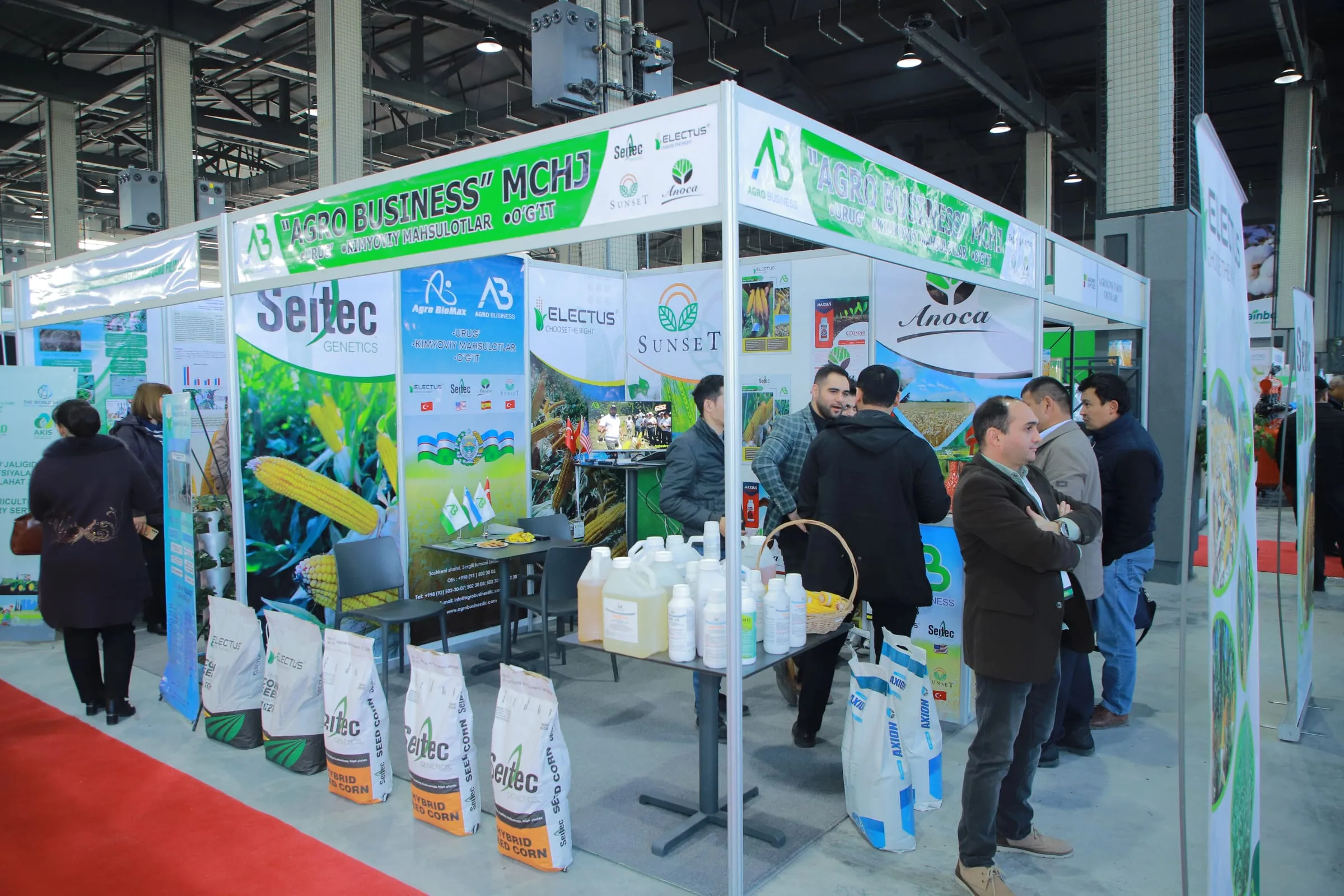 Fuar sırasında SOF Expo kapalı pavyonu: stantlar ve ziyaretçiler