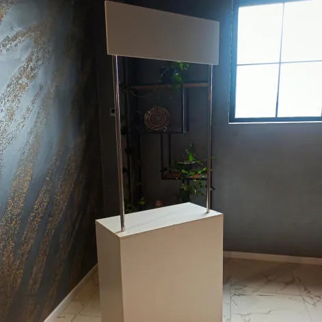 Üstte panelli beyaz promosyon standı