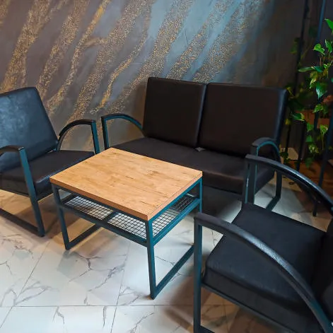 Siyah deri loft tarzı kanepe, koltuklar ve sehpa