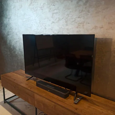 Sehpa üzerinde 65 inç televizyon